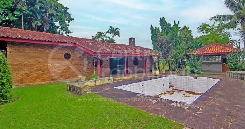Casa à venda com piscina e 3 quartos em peruíbe, no bairro parque balneario oasis