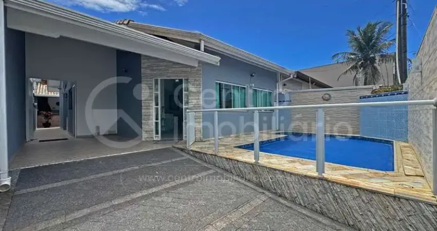 Casa à venda com piscina e 3 quartos em peruíbe, no bairro jardim três marias