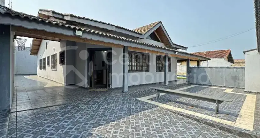 Casa à venda com piscina e 4 quartos em peruíbe, no bairro estancia balnearia convento velho