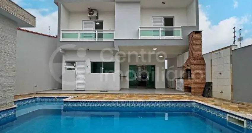 Casa à venda com piscina e 4 quartos em peruíbe, no bairro jardim três marias