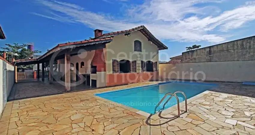 Casa à venda com piscina e 4 quartos em peruíbe, no bairro jardim três marias