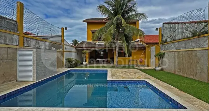 Casa à venda com piscina e 3 quartos em peruíbe, no bairro parque balneario oasis