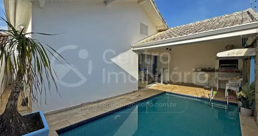 Casa à venda com piscina e 4 quartos em peruíbe, no bairro jardim três marias