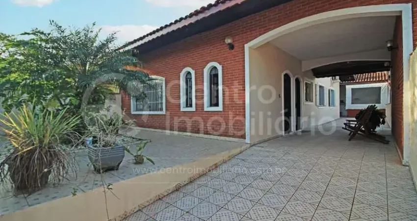 Casa à venda com piscina e 3 quartos em peruíbe, no bairro balneário casa blanca