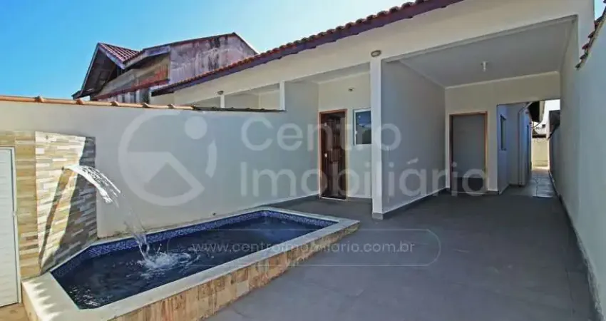 Casa à venda com piscina e 3 quartos em peruíbe, no bairro vila romar