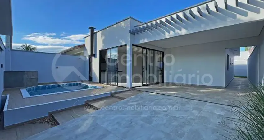Casa à venda com piscina e 3 quartos em peruíbe, no bairro balneario sao joao batista