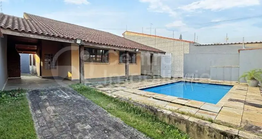 Casa à venda com piscina e 3 quartos em peruíbe, no bairro cidade nova peruíbe