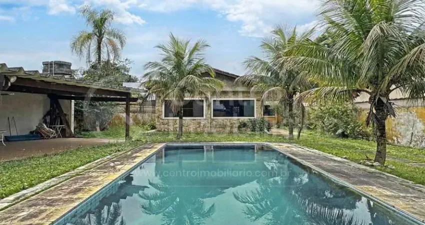 Casa à venda com piscina e 3 quartos em peruíbe, no bairro centro