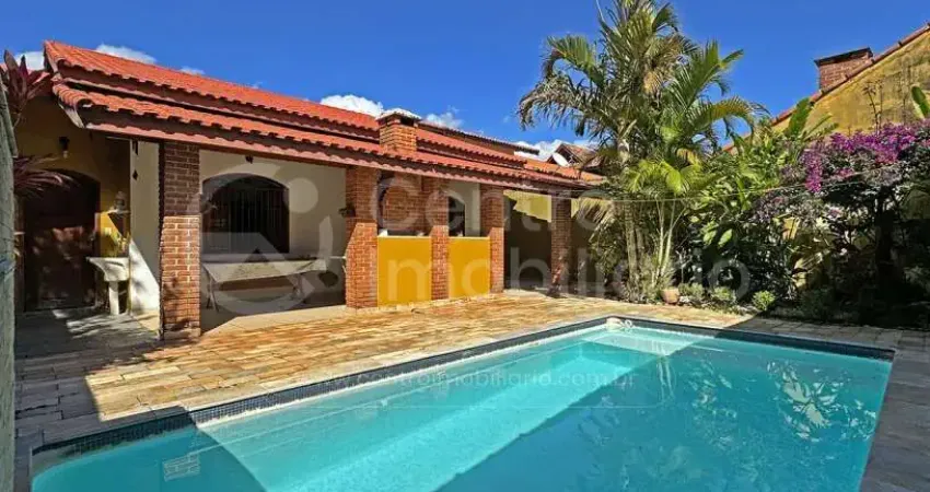 Casa à venda com piscina e 3 quartos em peruíbe, no bairro cidade nova peruíbe