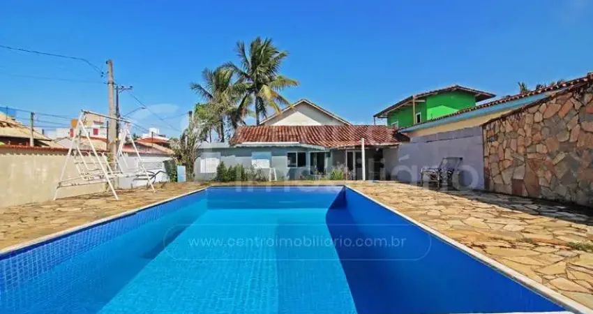 Casa à venda com piscina e 2 quartos em peruíbe, no bairro belmira novaes