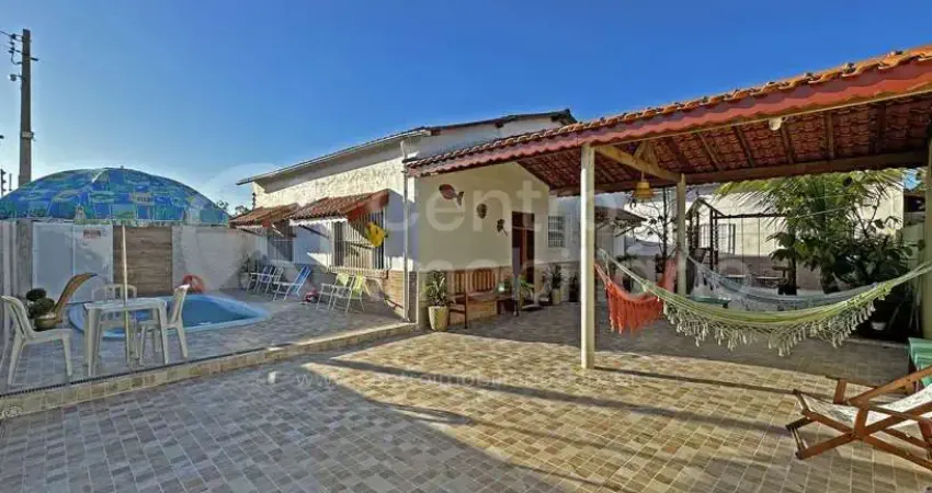 Casa à venda com piscina e 2 quartos em peruíbe, no bairro parque turistico