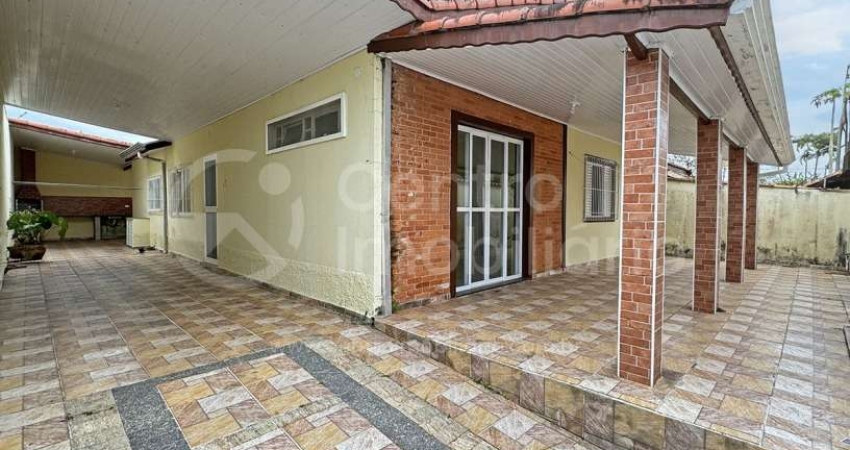 CASA à venda com 3 quartos em Peruíbe, no bairro Centro