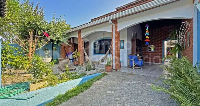 Casa à venda com piscina e 3 quartos em peruíbe, no bairro parque balneario oasis