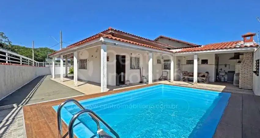 Casa à venda com piscina e 2 quartos em peruíbe, no bairro balneário casa blanca