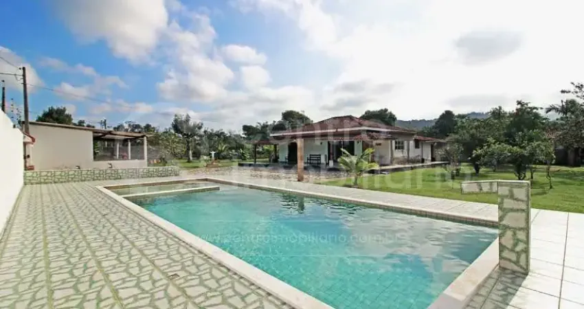 Casa à venda com piscina e 2 quartos em peruíbe, no bairro bananal