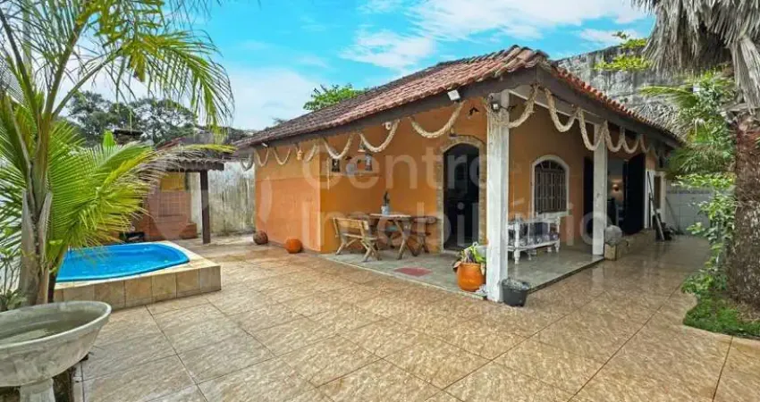 Casa à venda com piscina e 2 quartos em peruíbe, no bairro cidade nova peruíbe