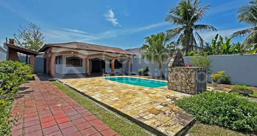 Casa à venda com piscina e 3 quartos em peruíbe, no bairro parque balneario oasis