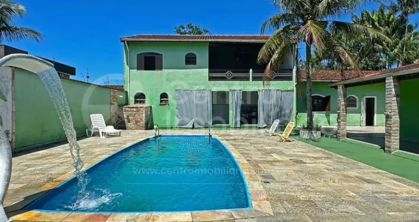 Casa à venda com piscina e 2 quartos em peruíbe, no bairro jardim beira mar