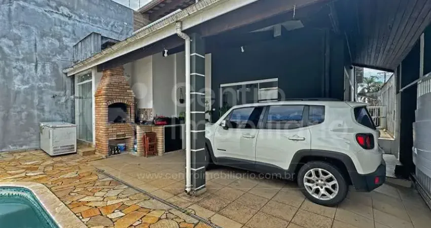 Casa à venda com piscina e 4 quartos em peruíbe, no bairro jardim marcia