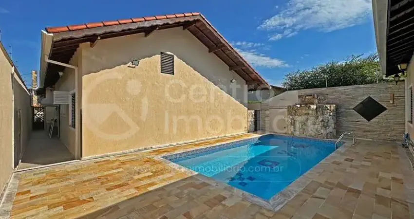 Casa à venda com piscina e 3 quartos em peruíbe, no bairro jardim ribamar