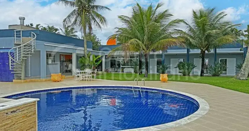Casa à venda com piscina e 6 quartos em peruíbe, no bairro parque balneario oasis