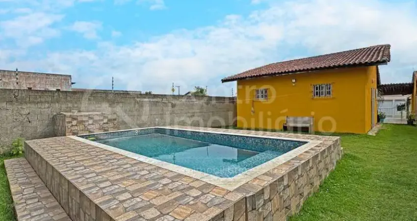 Casa à venda com piscina e 2 quartos em peruíbe, no bairro maria h novaes