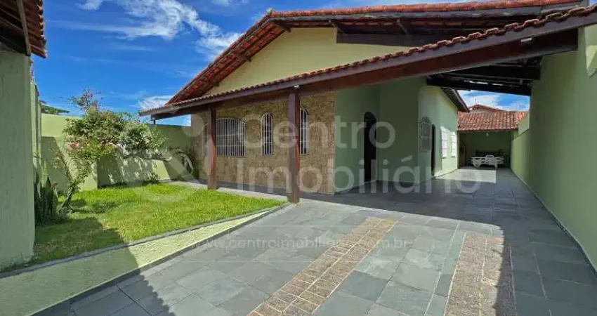 Casa à venda com piscina e 3 quartos em peruíbe, no bairro cidade nova peruíbe