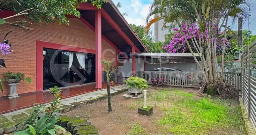 Casa à venda com piscina e 4 quartos em peruíbe, no bairro centro