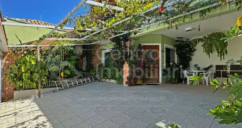 Casa à venda com piscina e 4 quartos em peruíbe, no bairro parque balneario oasis