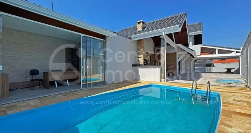 Casa à venda com piscina e 3 quartos em peruíbe, no bairro jardim beira mar