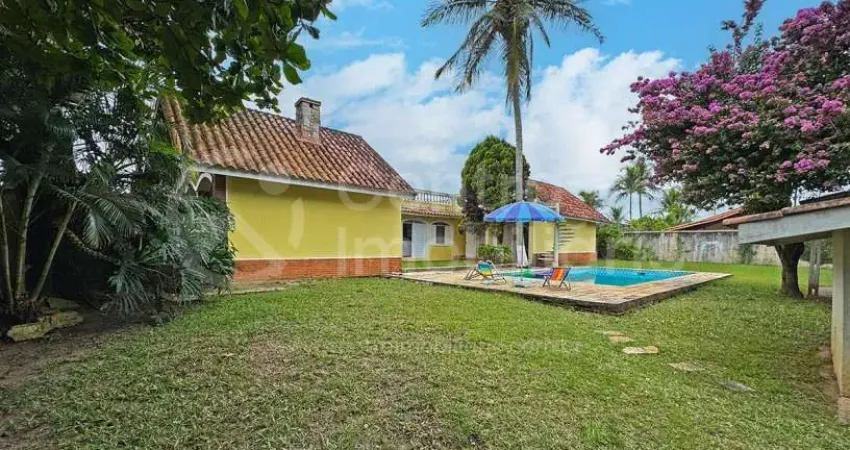 Casa à venda com piscina e 3 quartos em peruíbe, no bairro cidade nova peruíbe
