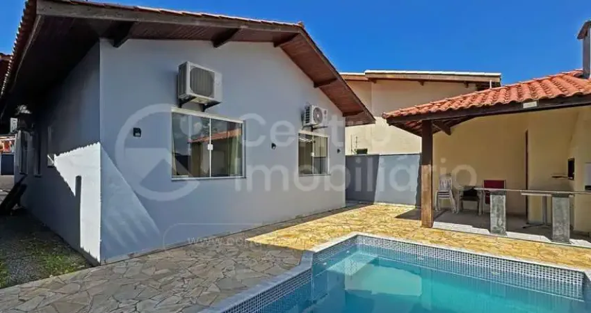 Casa à venda com piscina e 3 quartos em peruíbe, no bairro estancia sao jose