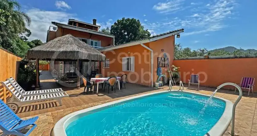 Casa à venda com piscina e 8 quartos em peruíbe, no bairro quinta do guarau