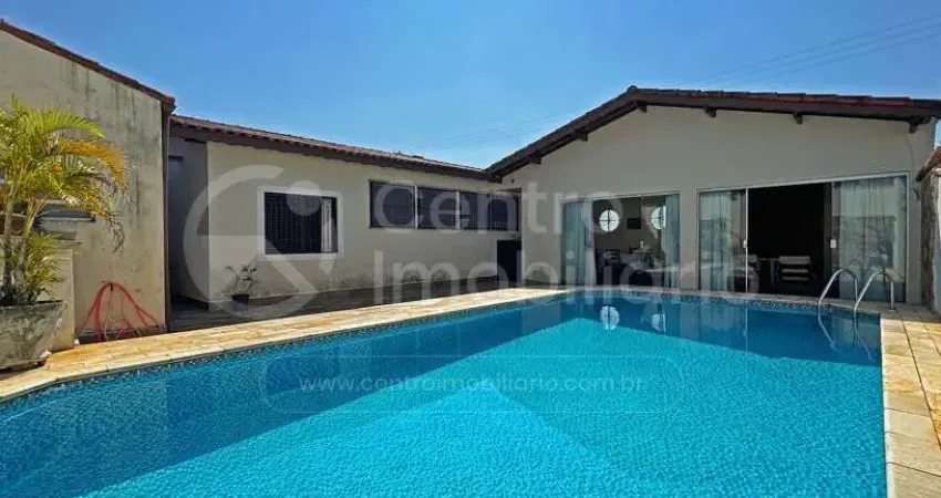 Casa à venda com piscina e 3 quartos em peruíbe, no bairro parque turistico