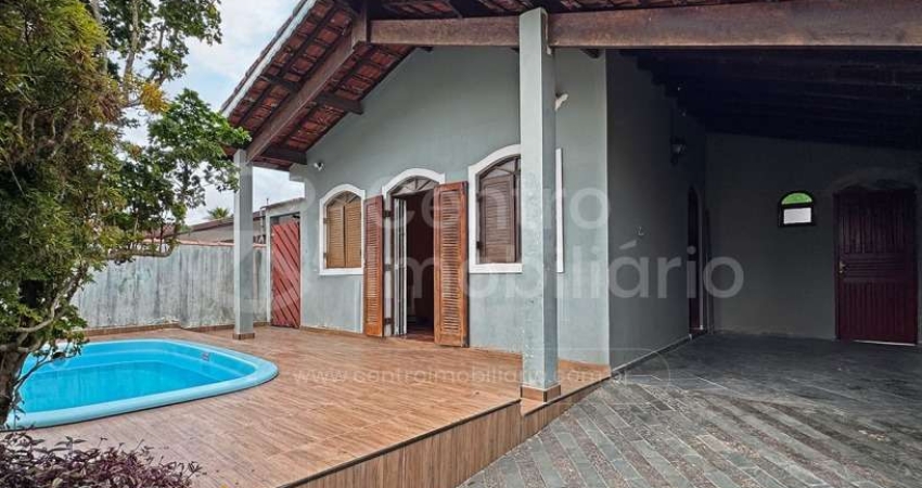 CASA à venda com piscina e 3 quartos em Peruíbe, no bairro Parque Balneario Oasis
