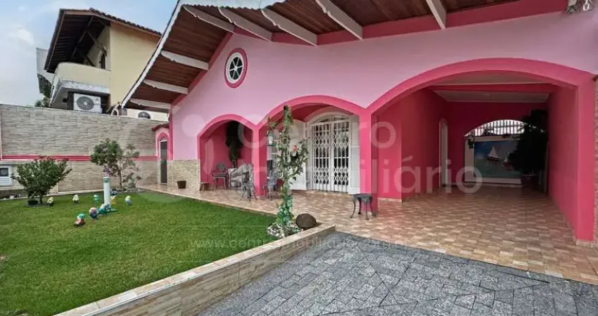 Casa à venda com piscina e 3 quartos em peruíbe, no bairro parque balneario oasis