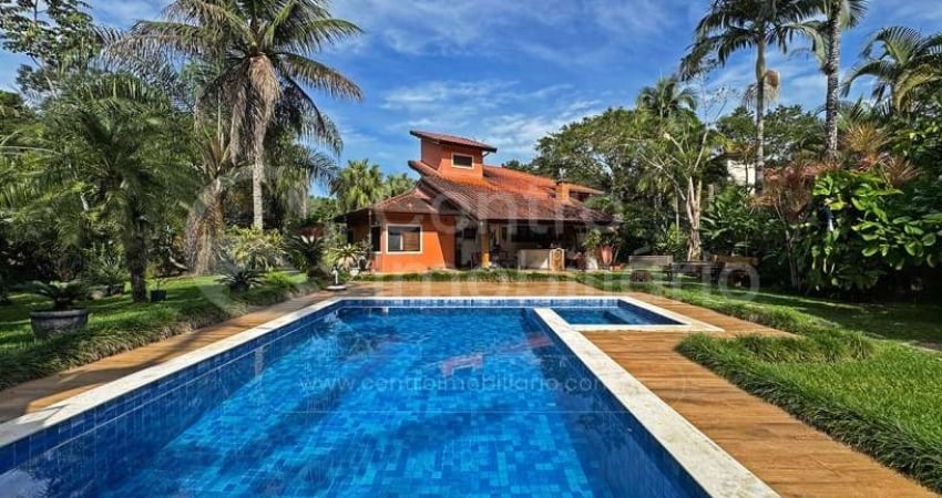 CASA à venda com piscina e 3 quartos em Peruíbe, no bairro Estância São Marcos