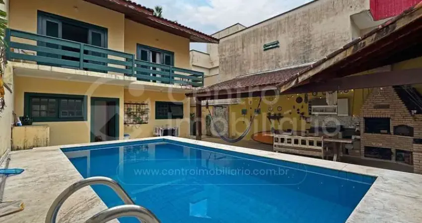 Casa à venda com piscina e 3 quartos em peruíbe, no bairro centro
