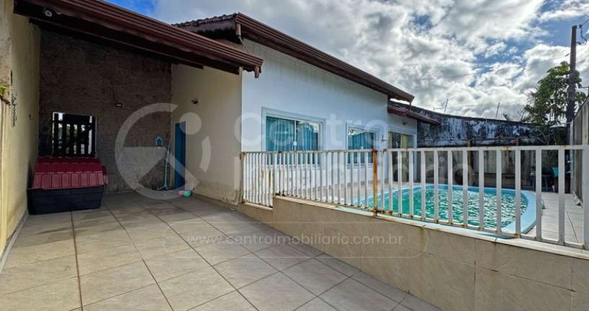 CASA à venda com piscina e 3 quartos em Peruíbe, no bairro Parque Turistico
