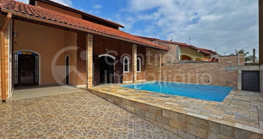 CASA à venda com piscina e 3 quartos em Peruíbe, no bairro Parque Balneario Oasis