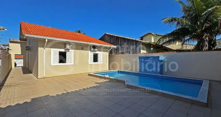CASA à venda com piscina e 3 quartos em Peruíbe, no bairro Maria H Novaes