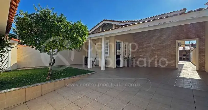 Casa à venda com piscina e 3 quartos em peruíbe, no bairro maria h novaes