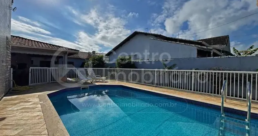 CASA à venda com piscina e 3 quartos em Peruíbe, no bairro Jardim Três Marias