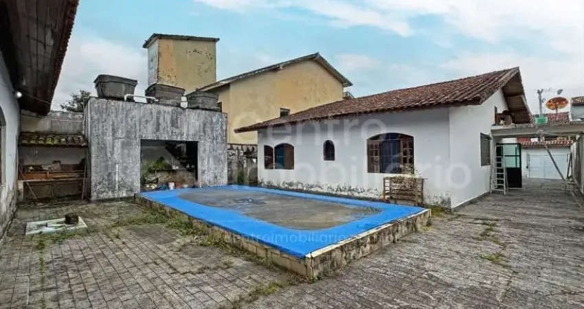 Casa à venda com piscina e 3 quartos em peruíbe, no bairro centro