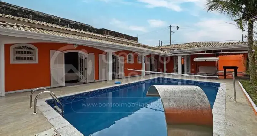 Casa à venda com piscina e 3 quartos em peruíbe, no bairro parque d aville