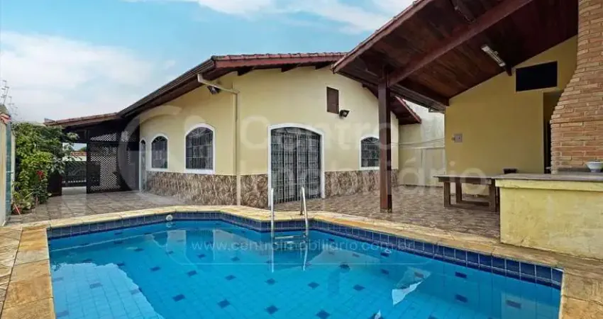 Casa à venda com piscina e 3 quartos em peruíbe, no bairro jardim ribamar