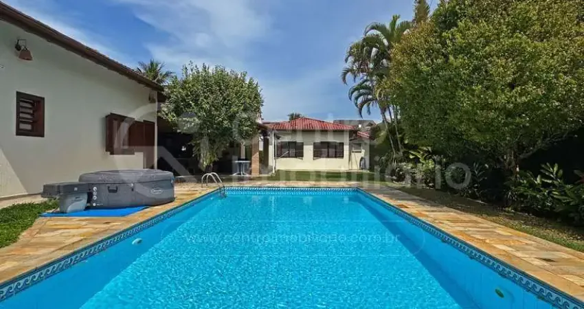 Casa à venda com piscina e 3 quartos em peruíbe, no bairro parque balneario oasis