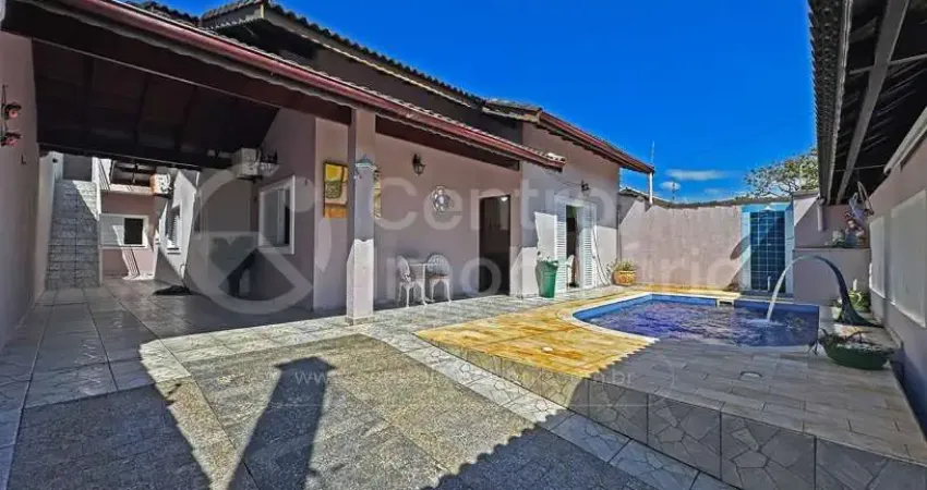 Casa à venda com piscina e 3 quartos em peruíbe, no bairro jardim três marias