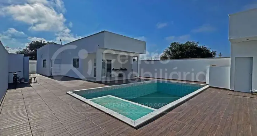 Casa à venda com piscina e 3 quartos em peruíbe, no bairro maria h novaes