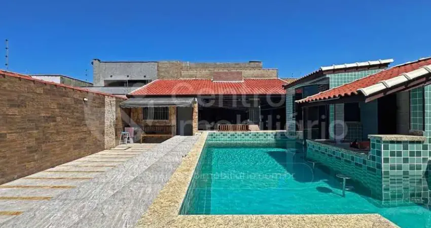 Casa à venda com piscina e 3 quartos em peruíbe, no bairro estancia sao jose